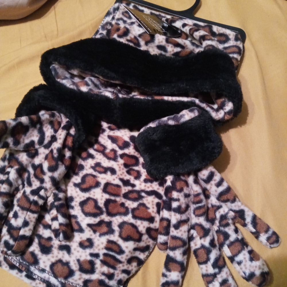 Leopard Print Scarf Set - Picture 3 of 4